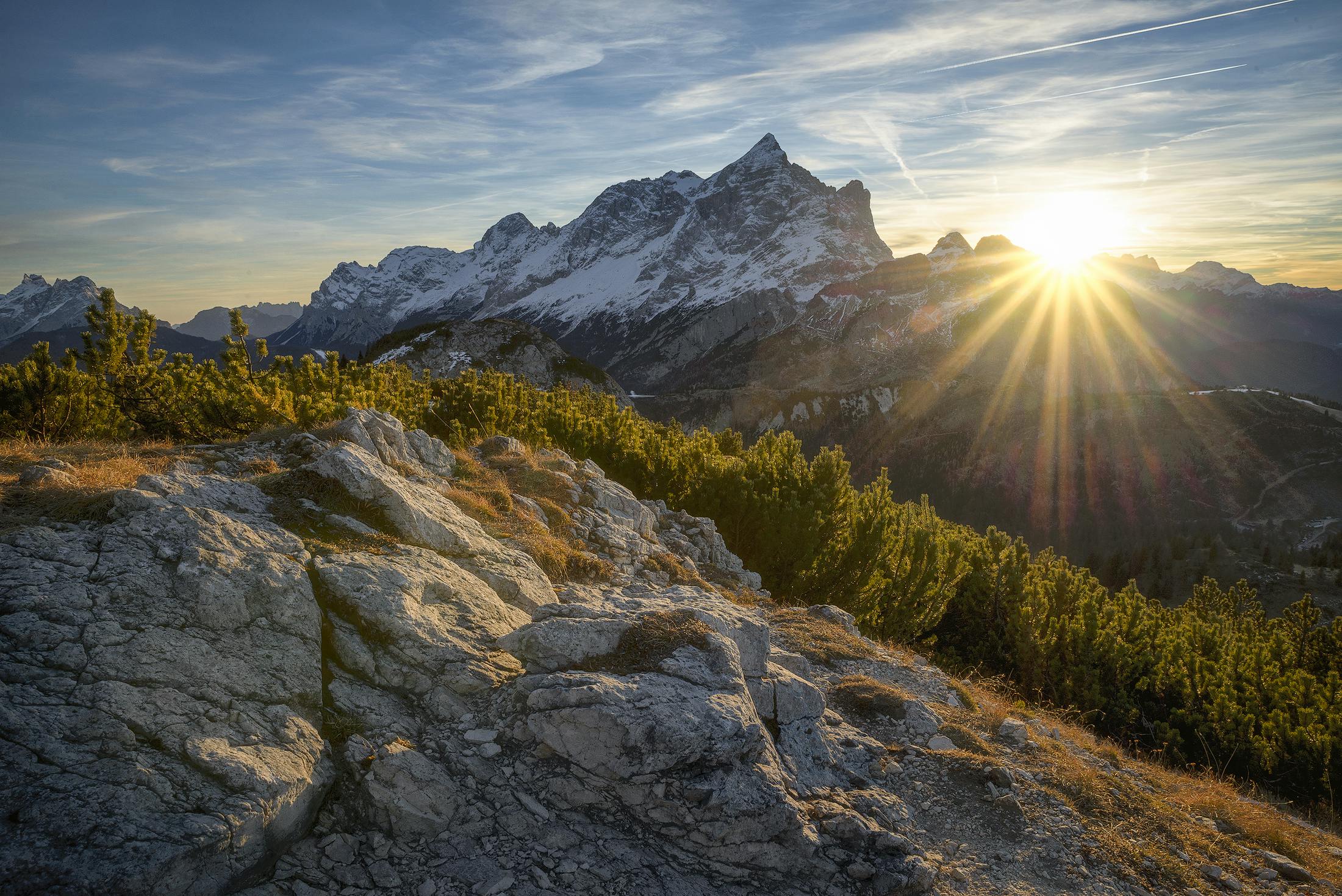 Wandergruppe in den Bergen im warmen Morgenlicht